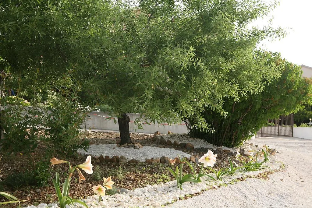 Apartment Nives Τρογκίρ 0*,