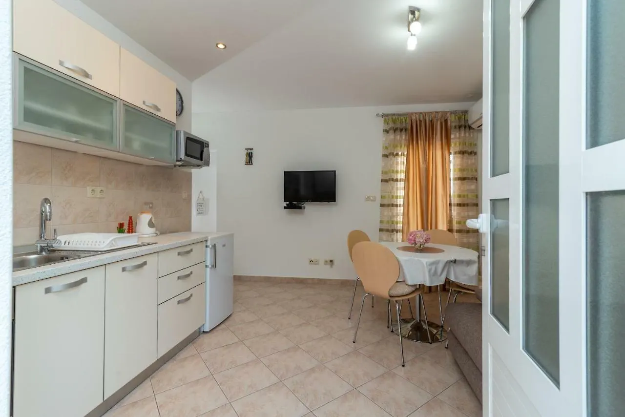Apartment Nives Τρογκίρ