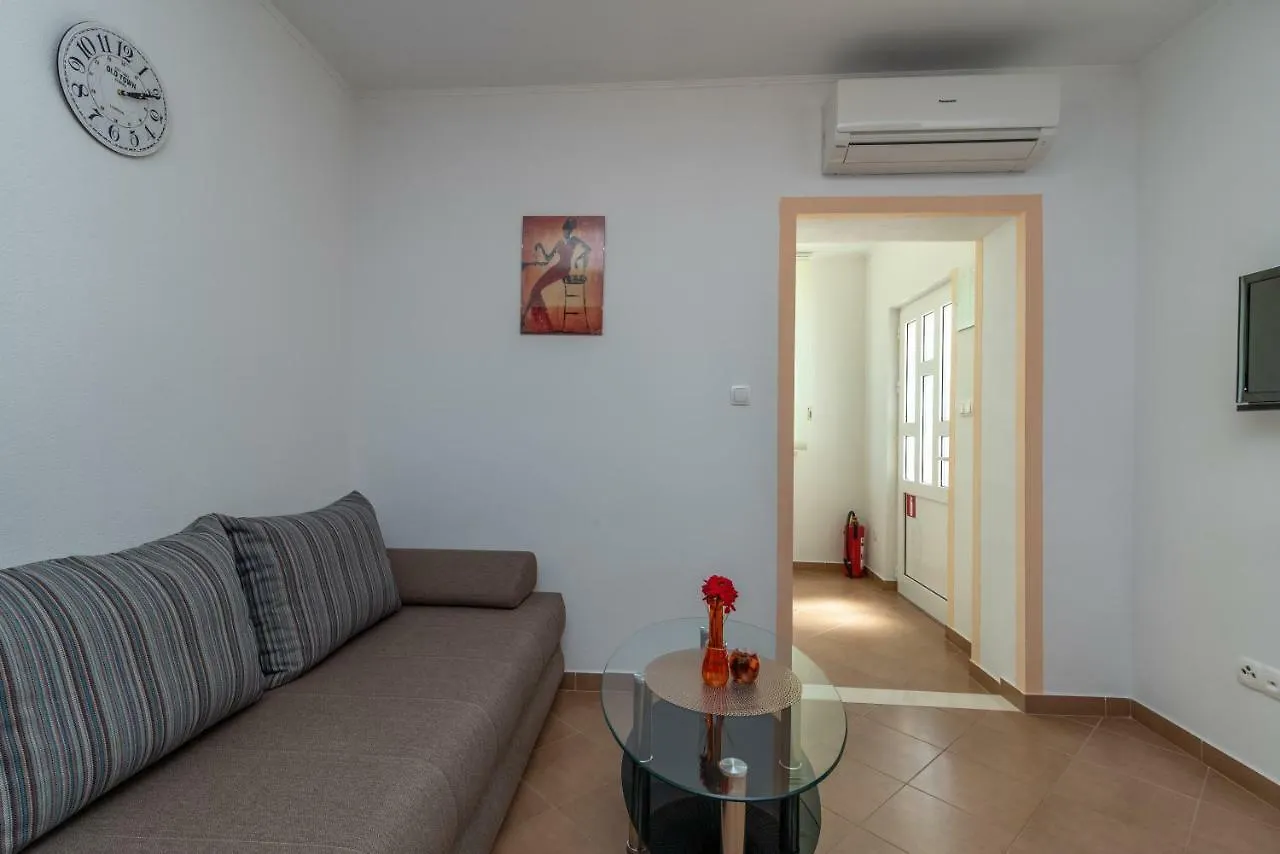 Apartment Nives Τρογκίρ
