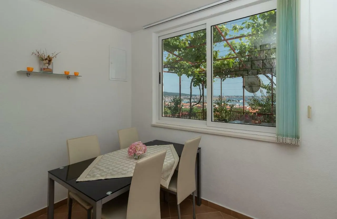 Apartment Nives Τρογκίρ